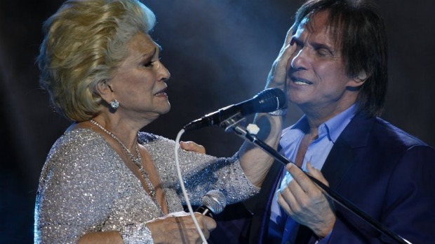 Hebe Camargo enxuga lágrimas de Roberto Carlos em show <br>