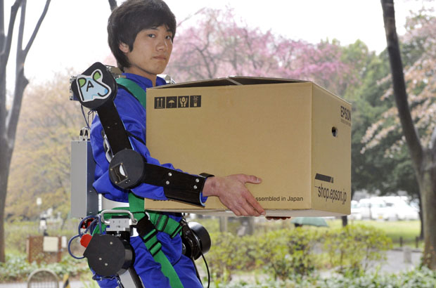 Robô japonês funciona como esqueleto de apoio para idosos