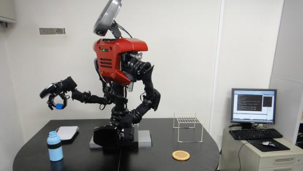 O robô do Instituto de Tecnologia de Tóquio usa uma tecnologia que lhe permite aprender novas tarefas a partir de instruções básicas