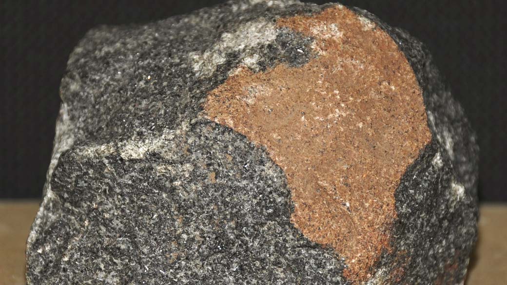 Mineral raro chamado tranquilitita, de cor marrom, que foi detectado na Lua há alguns anos e acaba de ser encontrado também em rochas na Austrália