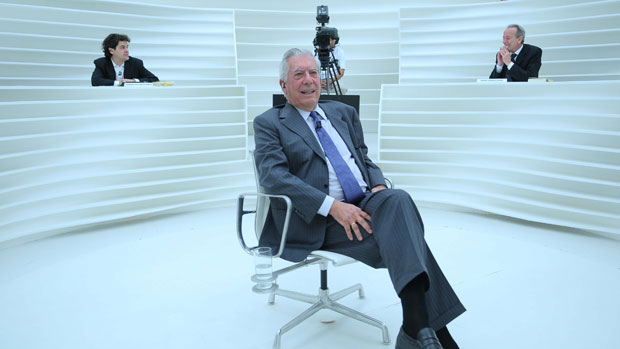 Mario Vargas Llosa é entrevistado no programa 'Roda Viva'