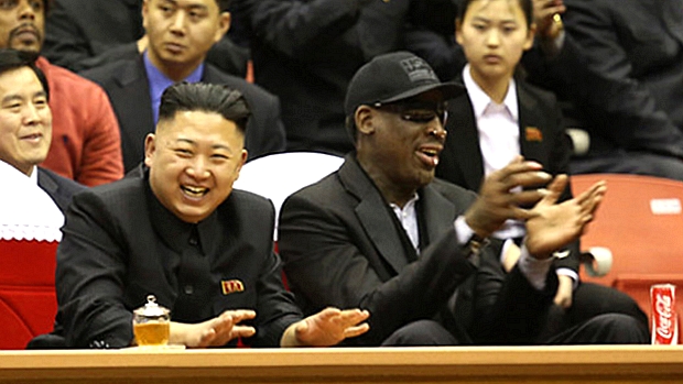 Kim Jong-un e Dennis Rodman em jogo de basquete na Coreia do Norte. Americano disse que ditador é um "amigo para toda vida"