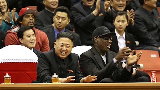 O astro da NBA e o ditador: Dennis Rodman e Kim Jong-un se divertem em exibição dos Harlem Globetrotters em Pyongyang