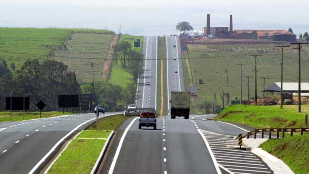 Na rodovia entre Pernambuco e Bahia até Feira de Santana, o governo empenhou 4 milhões de reais de 104 milhões de reais, mas até agora não fez nenhum pagamento