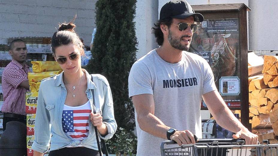 Rodrigo Santoro com a namorada Mel Fronckowiak em Los Angeles