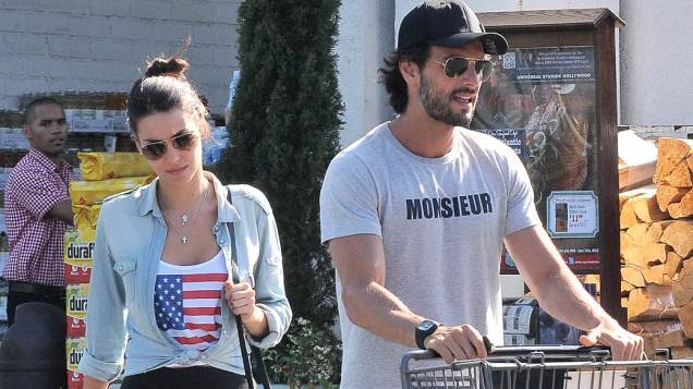 Rodrigo Santoro com a namorada Mel Fronckowiak em Los Angeles Rodrigo Santoro com a namorada Mel Fronckowiak em Los Angeles