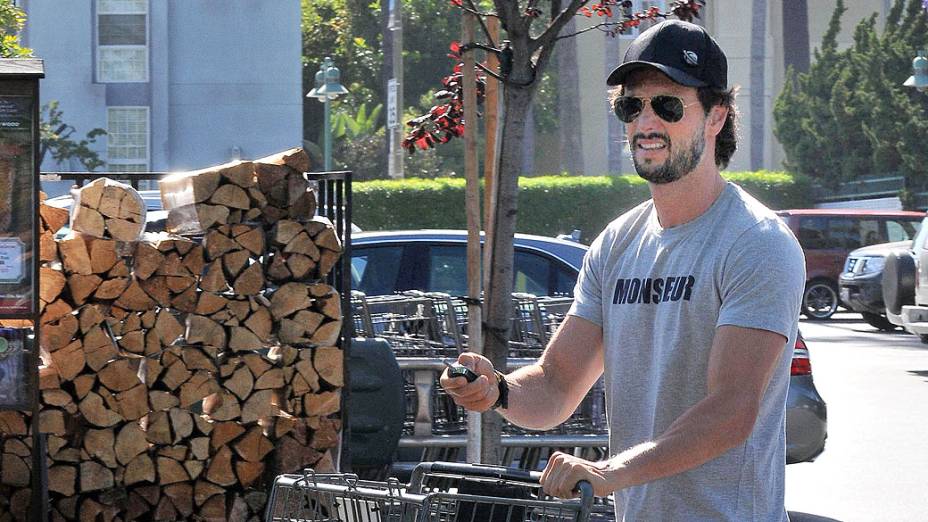 Rodrigo Santoro ao sair de um mercado, em Los Angeles