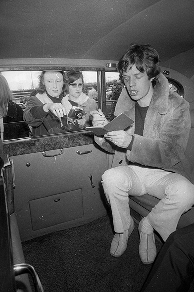 Mick Jagger autografa no aeroporto de Londres em 1966