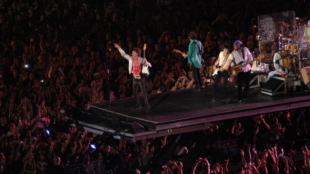 Mick Jagger, Keith Richards, Ron Wood, Darryl Jones e Charlie Watts na bateria, do conjunto Rolling Stones, durante show da turné mundial "A Bigger Bang", na praia de Copacabana