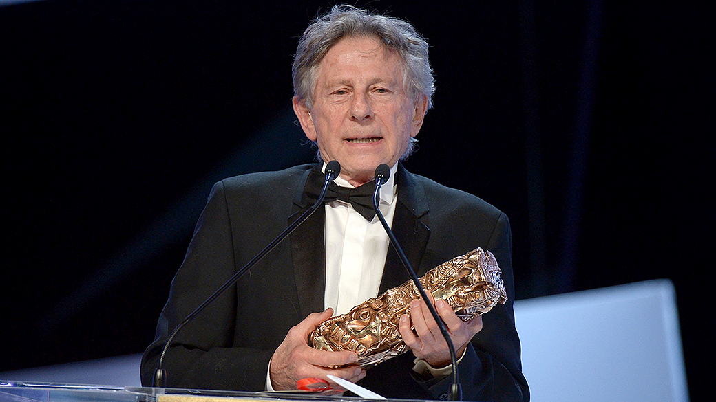 Roman Polanski recebe o prêmio César de melhor diretor, na França