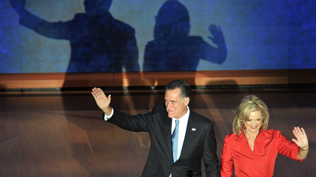 Mitt Romney e seu mulher deixam o palco após o discurso de Ann