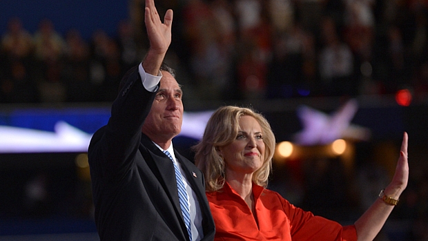 Mitt Romney e sua mulher, Ann, acenam durante a Convenção Nacional Republicana