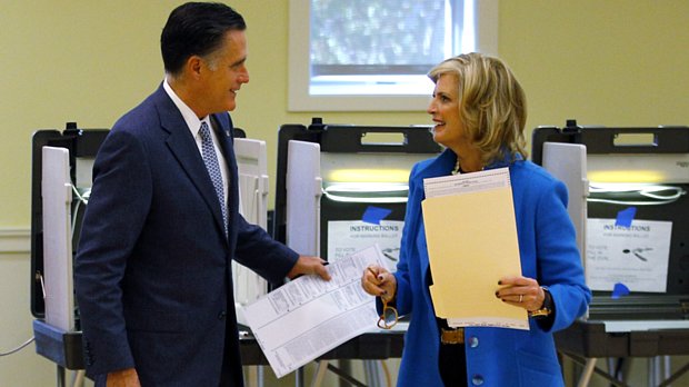 Mitt Romney e sua mulher, Ann, votam nos arredores de Boston