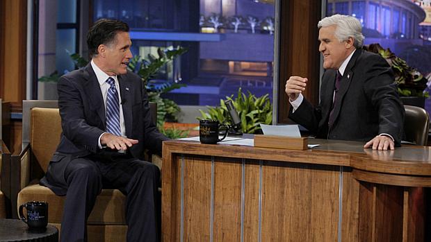 O republicano Mitt Romney concede entrevista ao programa de TV Tonight Show, apresentado por Jay Leno, no final de março