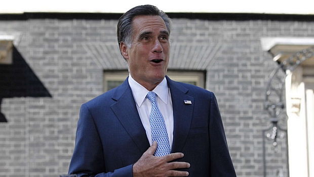Mitt Romney durante entrevista em Londres: uma asneira atrás da outra