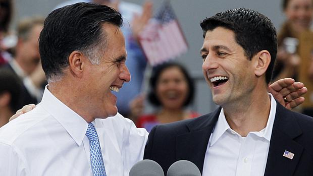 Escolha de Paul Ryan (dir) como vice mostra que o republicano Romney quer agradar os mais conservadores