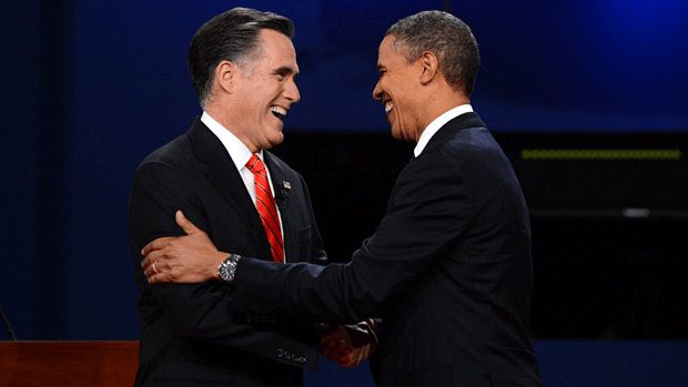 Mitt Romney e Barack Obama se cumprimentam antes de primeiro debate da disputa à Presidência dos Estados Unidos