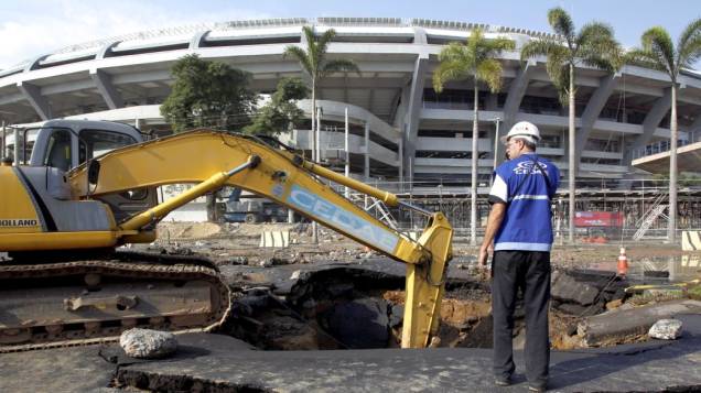Rompimento de tubulação abre cratera bem em frente ao Estádio do Maracanã, no Rio de Janeiro