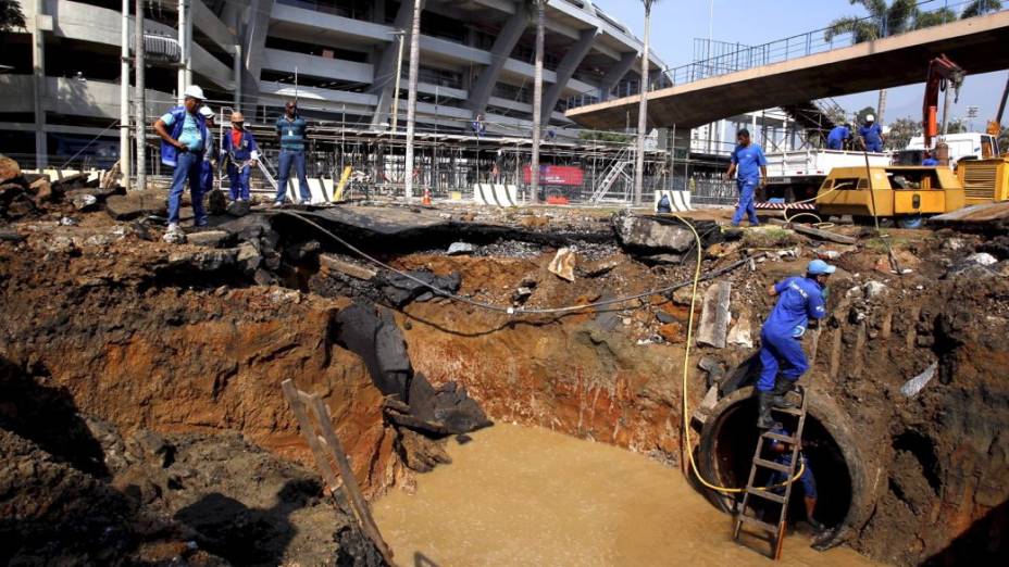 Rompimento de tubulação abre cratera bem em frente ao Estádio do Maracanã, no Rio de Janeiro