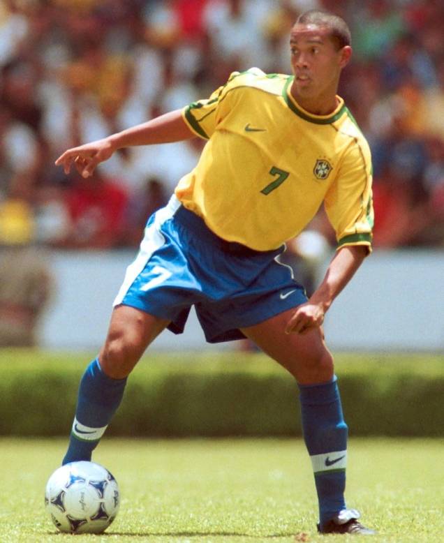 Ronaldinho Gaúcho, de cabelo curto, participou da campanha de 1999, quando o Brasil foi derrotado pelo México na decisão