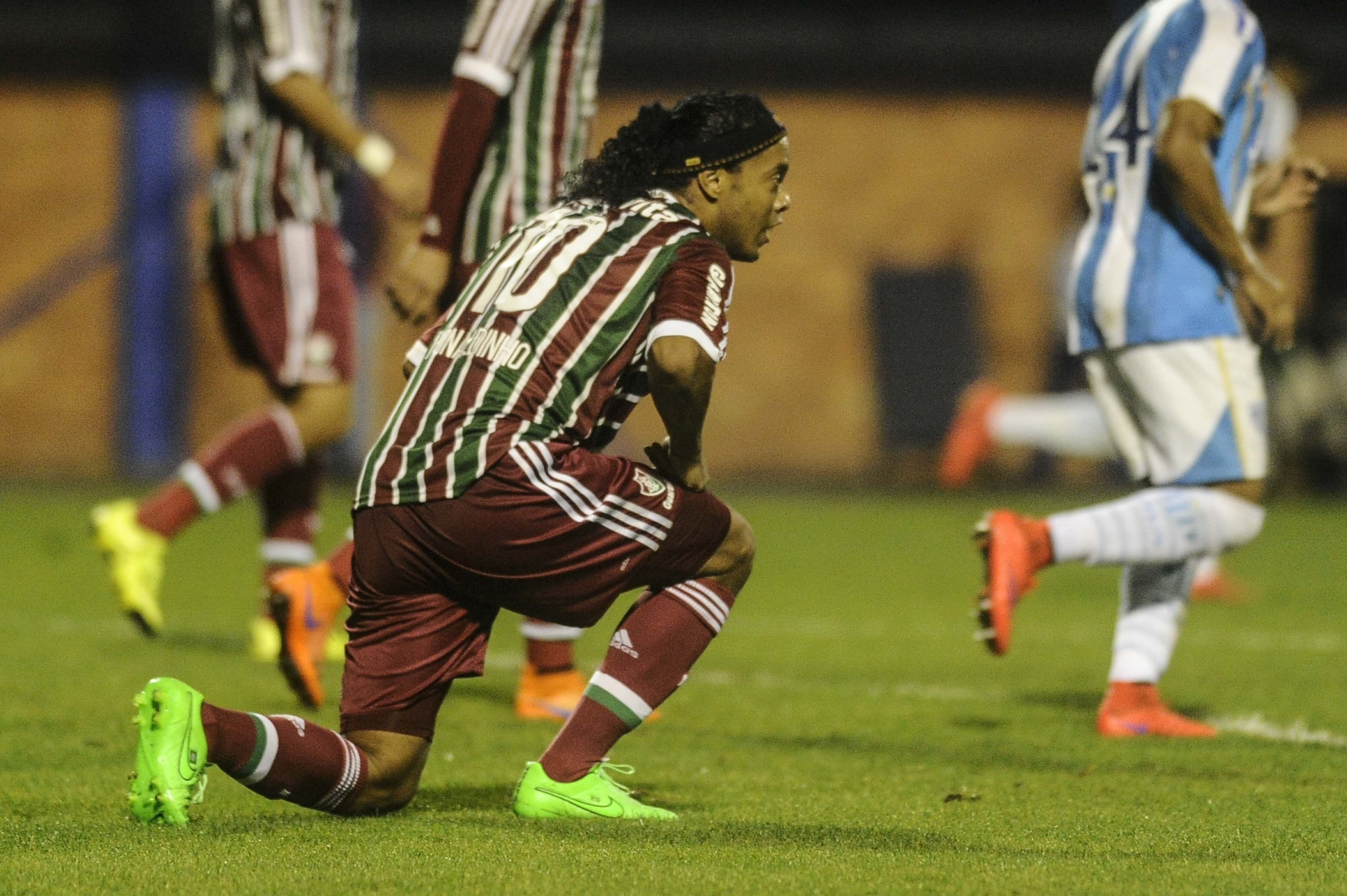 Ronaldinho tenta passar pela marcação durante a partida entre Avaí e Fluminense, válida pela 17ª rodada do Campeonato Brasileiro de Futebol 2015
