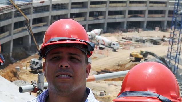 Ronaldo fala em cerimônia sobre a prevenção de acidentes no local de trabalho, durante uma visita ao Maracanã, no Rio de Janeiro