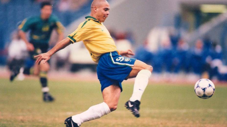 Ronaldo na partida contra a Austrália na Copa das Confederações, em 1997. O atacante fez quatro gols na competição