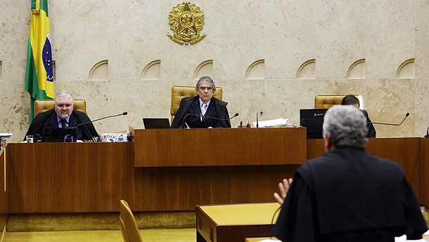 O advogado Ronaldo Garcia Dias, defensor do ex-deputado mineiro Romeu Queiroz, durante sessão de julgamento do mensalão no Supremo Tribunal Federal (STF), em Brasília, nesta sexta-feira