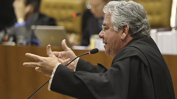 O advogado Ronaldo Garcia Dias, defensor do ex-deputado mineiro Romeu Queiroz, durante sessão de julgamento do mensalão no Supremo Tribunal Federal (STF), em Brasília, nesta sexta-feira