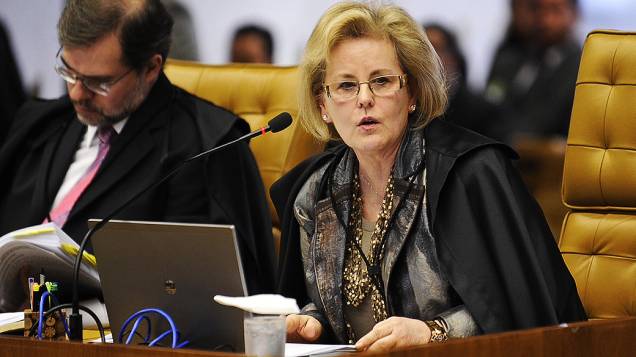 A ministra Rosa Maria Weber inicia a leitura de seu voto no STF (Supremo Tribunal Federal) durante o 15º dia do julgamento do mensalão