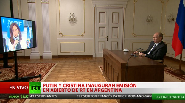 Cristina e Putin ldurante o lançamento do canal que vai aprofundar a "irmandade entre a Argentina e a Federação Russa"