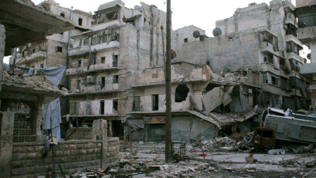 Rua devastada na cidade de Aleppo, na Síria