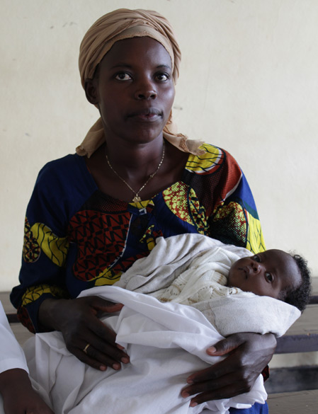 Mukabutwali Julienne com a  filha Josiane, em Ruanda<br>