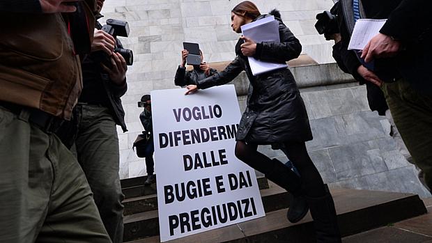Ruby chega a tribunal de Milão com cartaz escrito 'Quero me defender das mentiras e dos preconceitos'