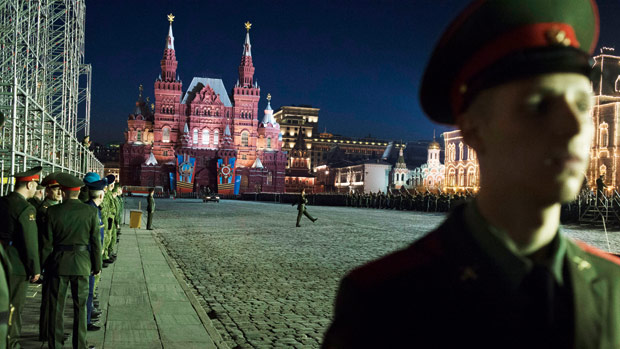 NACIONALISMO - Ensaio de desfile na Praça Vermelha, em Moscou: com Putin, as conquistas militares foram destacadas nos livros didáticos