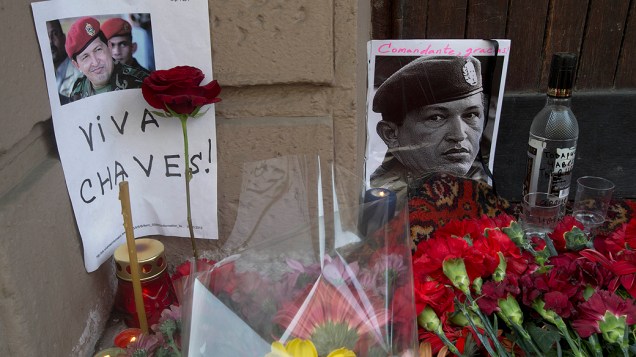 Cartazes, flores e velas são colocados na entrada da embaixada da Venezuela em Moscou, um dia após a morte de Hugo Chávez
