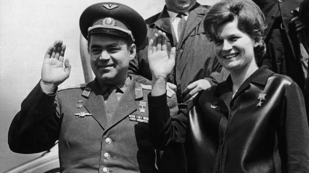 <p>O astronauta Andrian Grigoryevich Nikolayeve sua mulher Valentina Tereshkova, a primeira mulher a ir ao espaço</p>