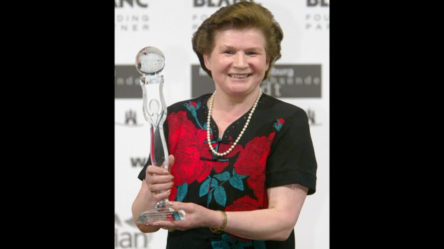 <p>A russa Valentina Tereshkova, primeira mulher a ir ao espaço, segura seu prêmio, World Connection Award</p>