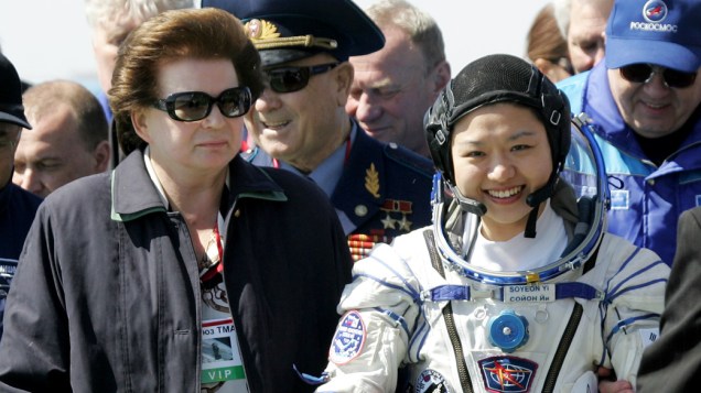 <p>Valentina Tereshkova, a primeira mulher a ir ao espaço, ao lado da astronauta sul-coreana Yi So-Yeon</p>