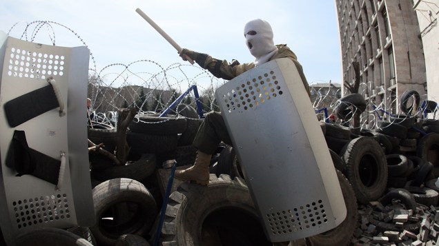 Ativistas pró-Rússia montam uma barricada em frente a um edifício das forças de segurança de Donetsk, leste da Ucrânia