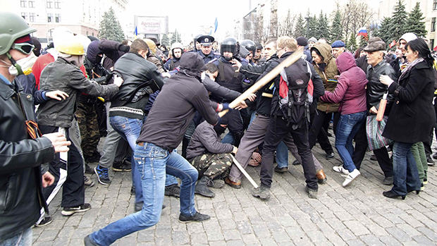 Grupos pró-Moscou entram em conflito com manifestantes favoráveis à manutenção da integridade territorial da Ucrânia em Kharkiv, no leste do país