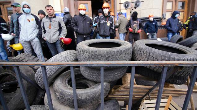 Manifestantes pró-Rússia levantam barricada diante de prédio público na cidade de Kharkiv, leste da Ucrânia