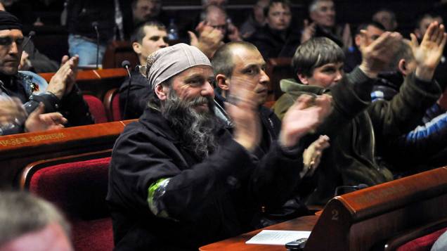 Ativistas pró-Moscou aplaudem durante votação improvisada no prédio do governo regional de Donetsk, no dia 7 de abril, quando o grupo declarou a criação de uma ‘república independente’