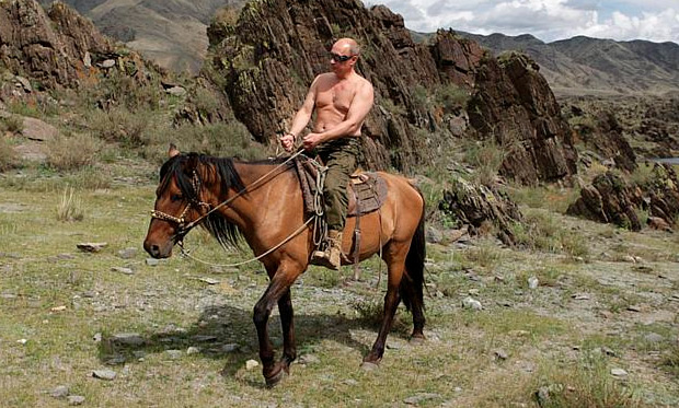 Primeiro-ministro da Rússia, Vladimir Putin é visto andando a cavalo na região de Touva, na Sibéria