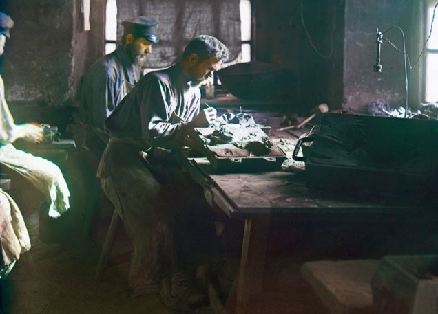 Moldagem de uma fundição artística (Kasli Iron Works), 1910. Do álbum "Vistas nos Montes Urais, levantamento de área industrial, o Império Russo"