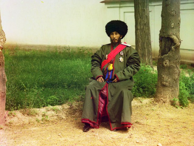 Retrato de corpo inteiro de Isfandiyar Jurji Bahadur, Khan do protetorado russo de Khorezm (Khiva, agora parte do Uzbequistão), sentado ao ar livre por volta de 1910