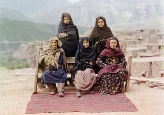 Um grupo de mulheres no Daguestão, uma divisão federal da Rússia, por volta de 1910
