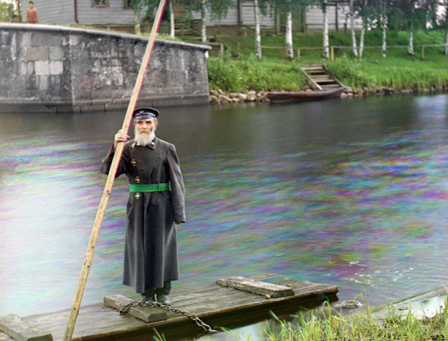 Pinkhus Karlinskii, oficial de 84 anos e 66 de serviço. Supervisor da comporta de Chernigov, parte do sistema de canais de Mariinskii, Rússia. A foto foi tirada em 1909