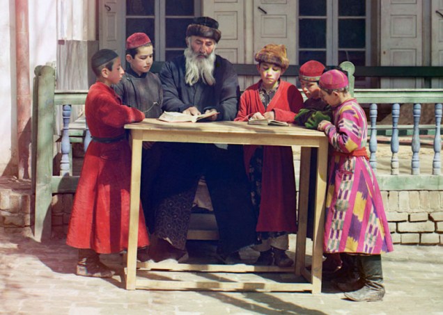 Um grupo de crianças judáicas com um professor em Samarkand, atual Uzbequistão, por volta de 1910