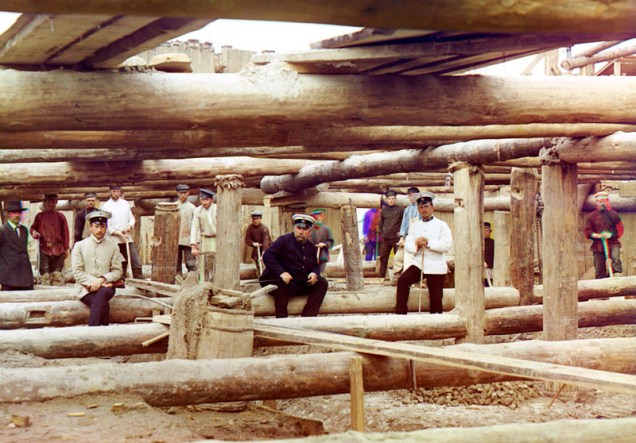 Trabalhadores e supervisores posam para uma fotografia em meio às preparações para derramar cimento para a fundação de uma eclusa da barragem sobre o rio Oka perto Beloomut, Rússia, por volta de 1910